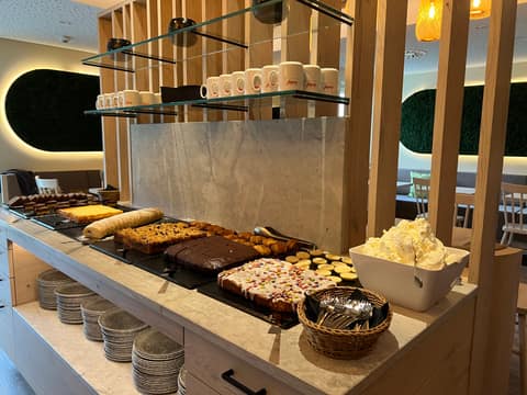 Reich gedecktes Buffet mit warmen und kalten Speisen