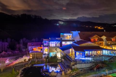 Das beleuchtete Familienhotel Schreinerhof in der Abenddämmerung